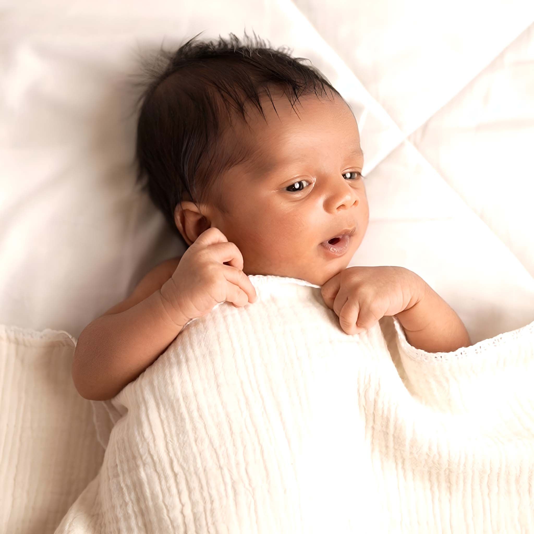 Soft baby muslin blanket used as a swaddle for newborns — Z-KIDS breathable and reversible baby blanket